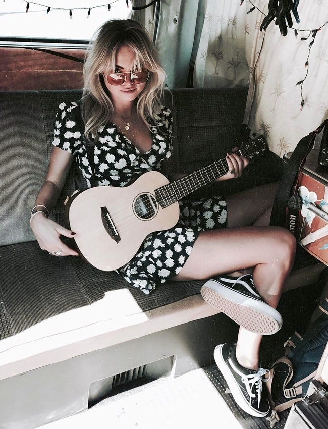 Petite robe � fleurs + Vans = le bon mix