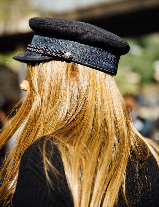 Chevelure lustr�e + casquette de marin = le bon mix