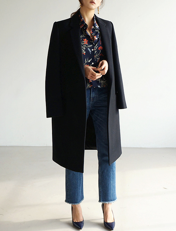 Rien de tel qu'une chemise fleurie pour twister un look minimaliste !