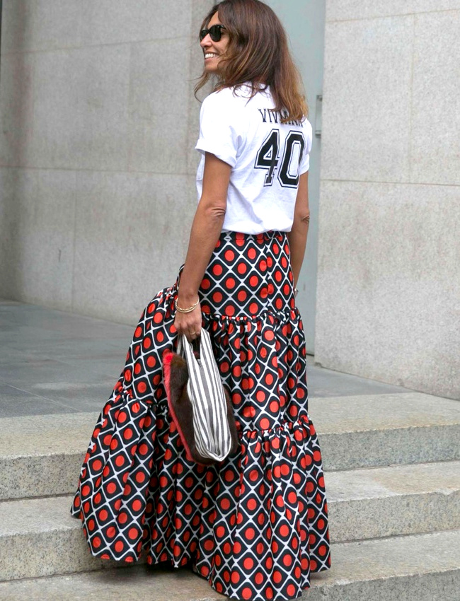 Maxi jupe + tee-shirt sporty = le bon mix