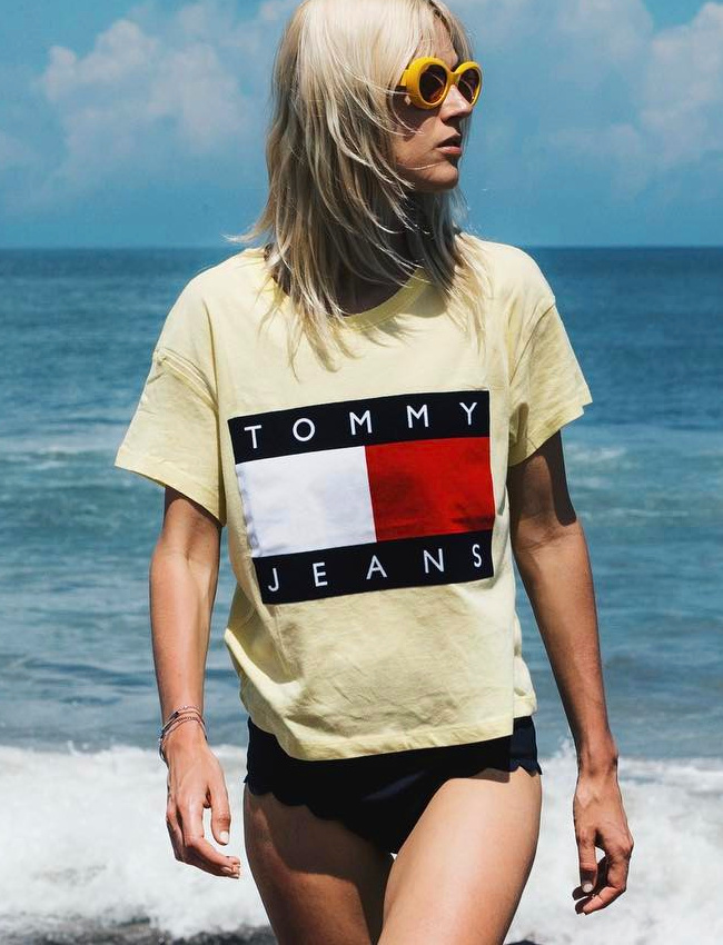 Lunettes de soleil r�tro + tee-shirt � logo + bikini = le bon mix