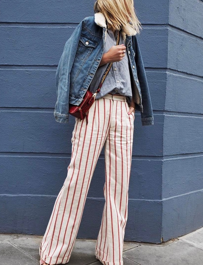 Pantalon flare ray� + chemise en jean = le bon mix