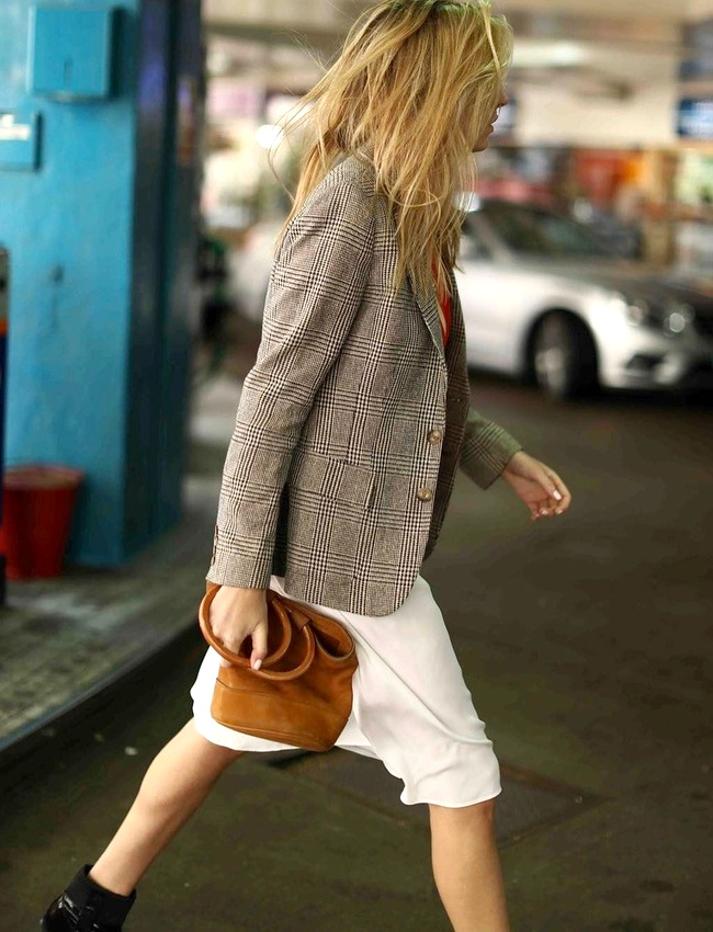 Rien de tel qu'un blazer � carreaux pour r�chauffer avec style une tenue printani�re !