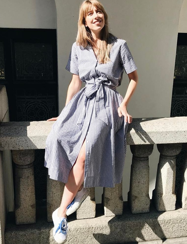 Port�es avec des baskets blanches, les robes vichy gagnent indubitablement en modernit�