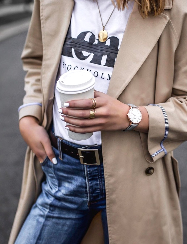 � la fois chic et casual, le duo trench camel/tee-shirt fantaisie a encore une fois tout bon !