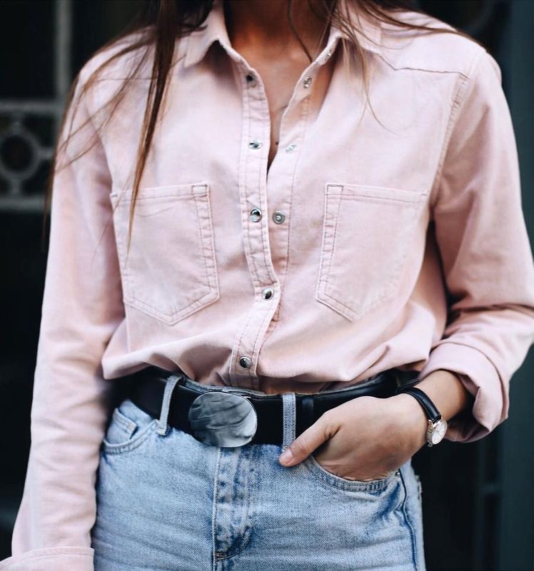 Oui � la chemise en jean rose p�le � la saveur plus guimauve que cowboy !