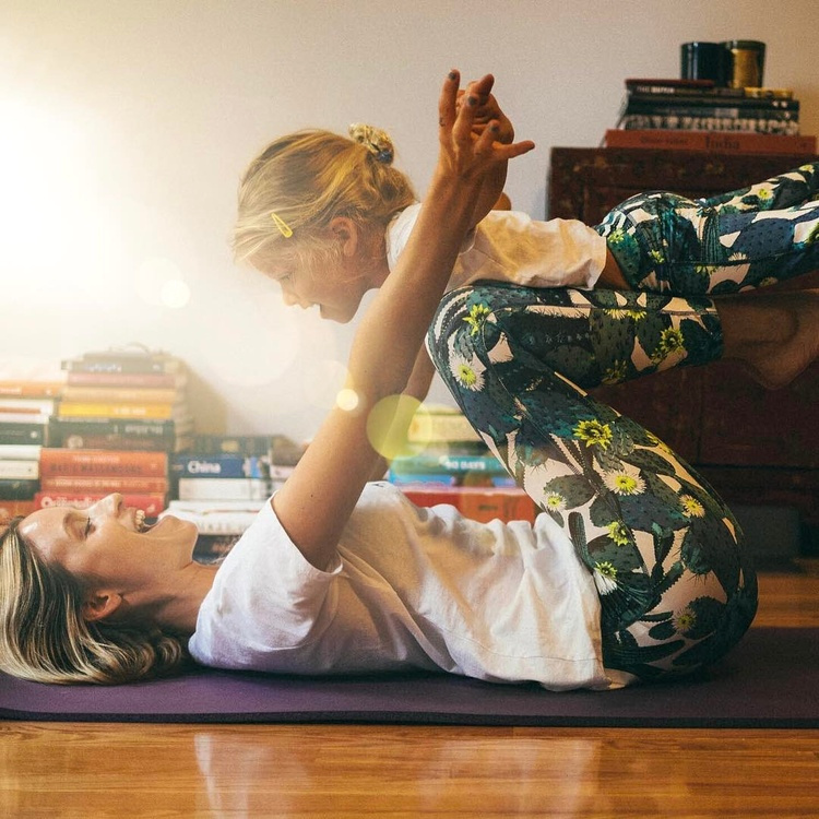 Le comble de la branchitude sur Instagram ? Coordonner son pantalon de yoga avec celui de sa fille !