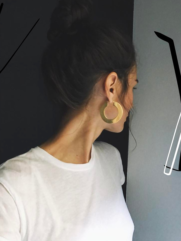 Maxi cr�oles + tee-shirt blanc = le bon mix