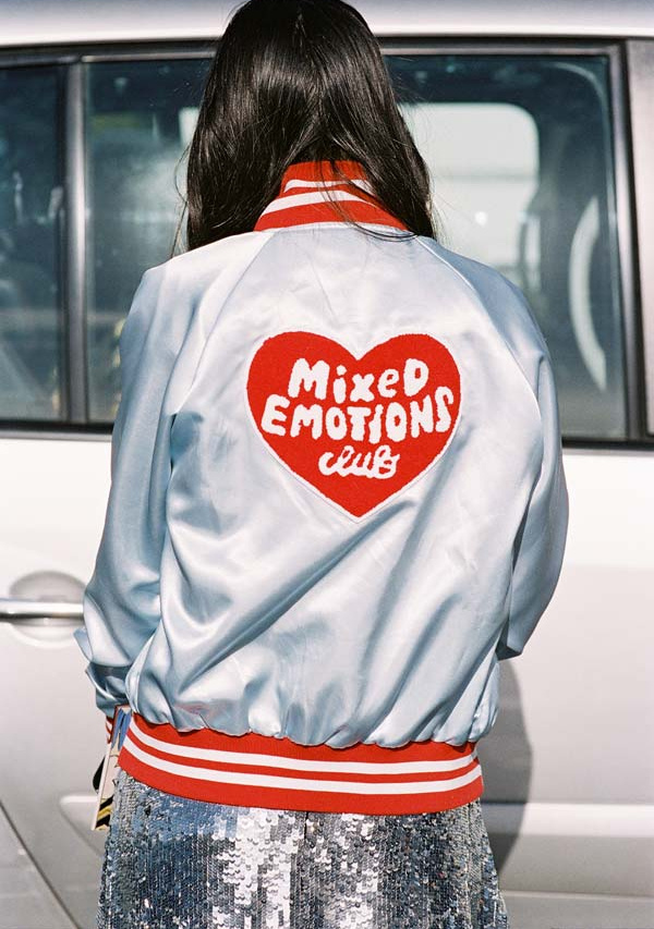 Entre effluves disco et d�gaine r�tro, ce look argent� a tout bon !