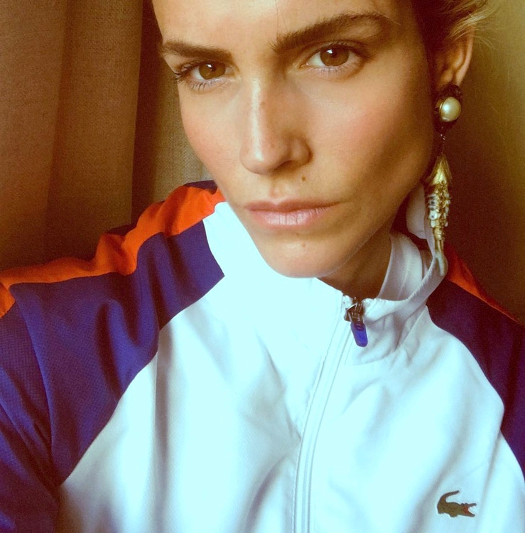 Veste sporty + boucles d'oreilles opulentes = le bon mix