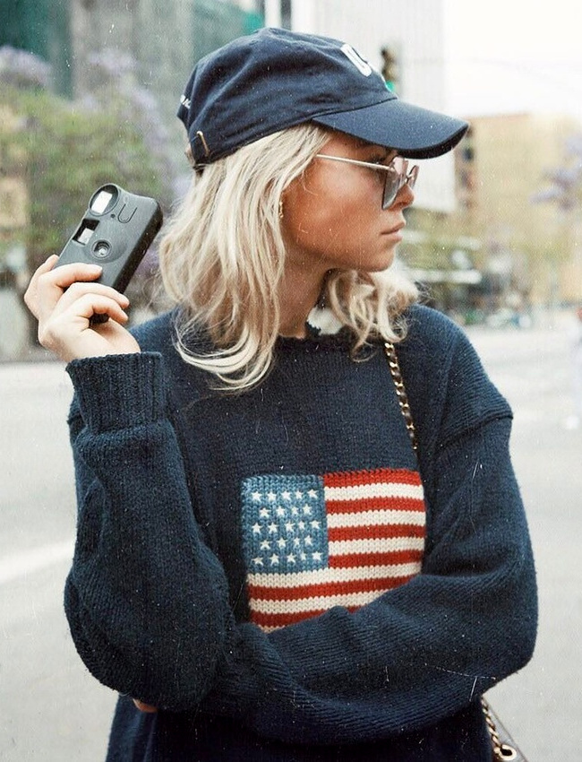 Ne jamais sous-estimer le pouvoir d'un bronzage caramel pour transcender un look 