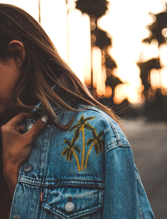 Et si on s'amusait � conf�rer un twist tropical � nos vestes en jean ?