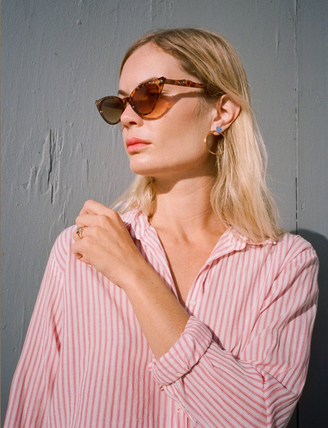 Lunettes r�tro + chemise ray�e port�e de mani�re d�sinvolte = le bon mix