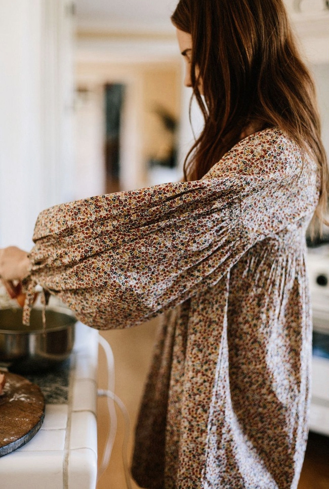 Avec ses manches bouffantes descendues et ses micro fleurettes, cette mini robe estivale a tout bon !