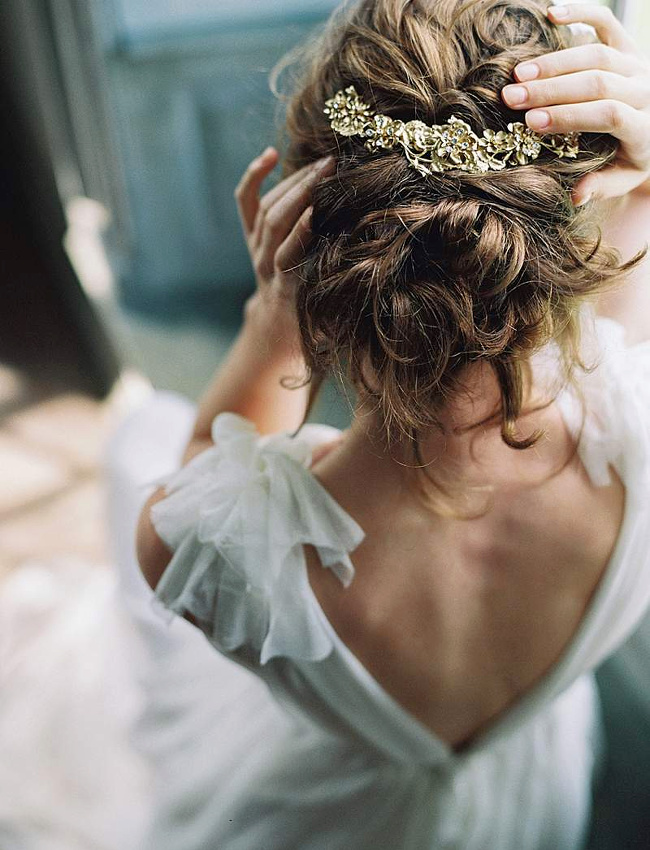 Robe de mari�e en mousseline + peigne dor� + chignon flou = le bon mix