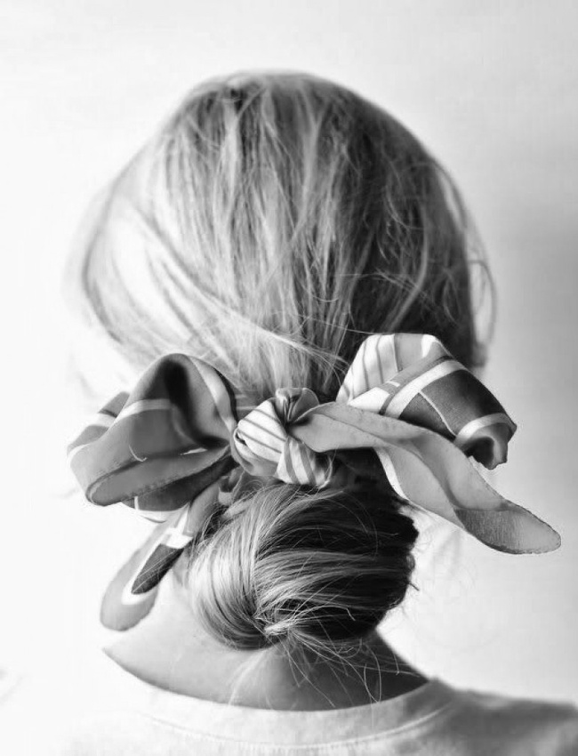 Rien de tel qu'un foulard pour twister un chignon !