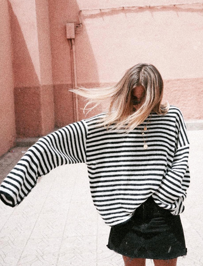 Pull ray� oversize + mini jupe en jean + mix de m�dailles  = le bon mix