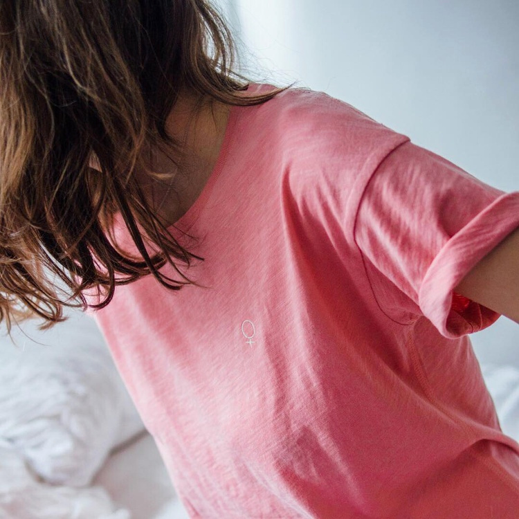 Oui au roulottage de manches de tee-shirt !