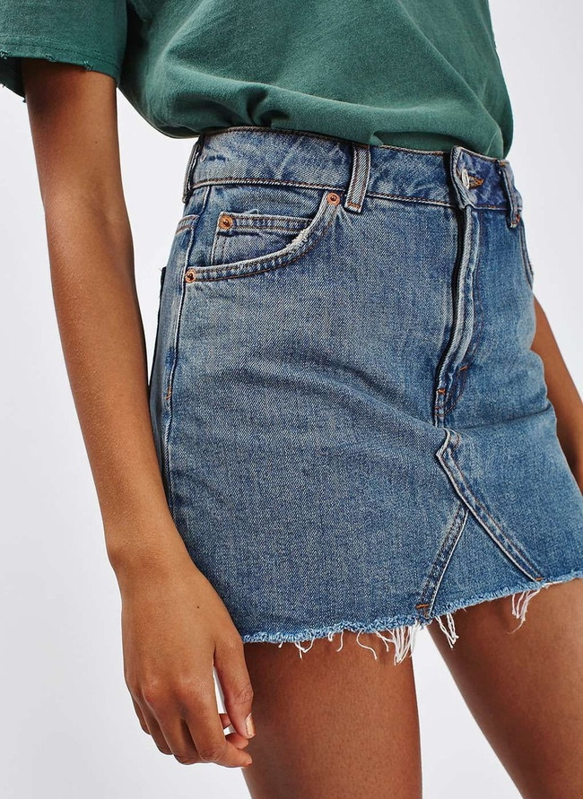 Jupe en jean taille haute + tee-shirt un brin large = le bon mix