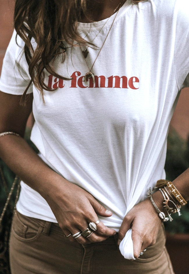 Tee-shirt blanc + accumulation de bijoux boh�mes + peau bronz�e = le bon mix