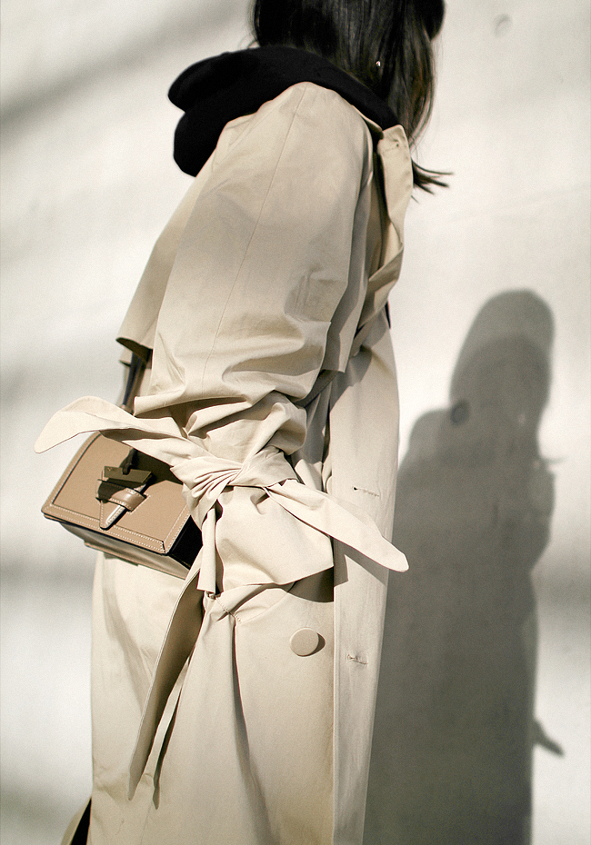 Trench ample + hoodie = le bon mix