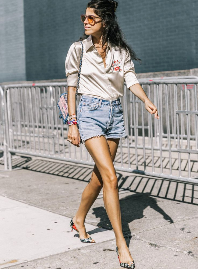 Une fois accompagn� d'escarpins kitten heels, le short en jean gagne en allure