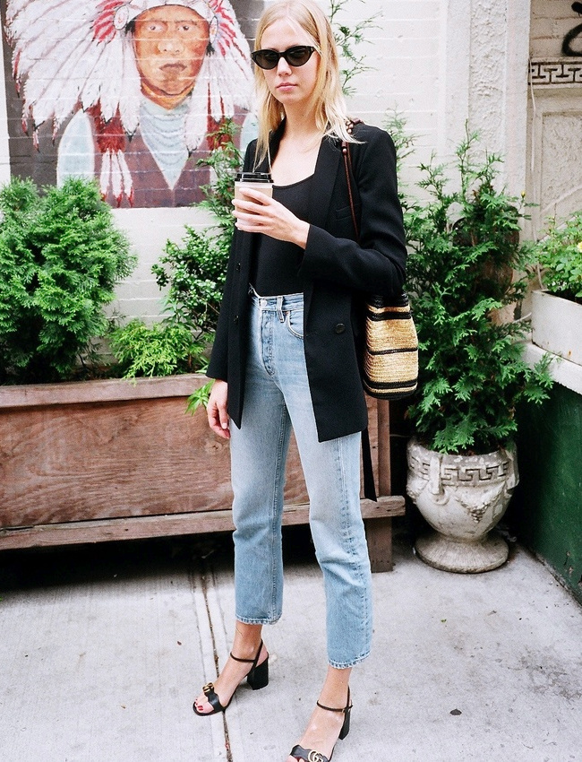 Accompagn� de noir, le jean droit bleu clair 7/8 gagne en chic