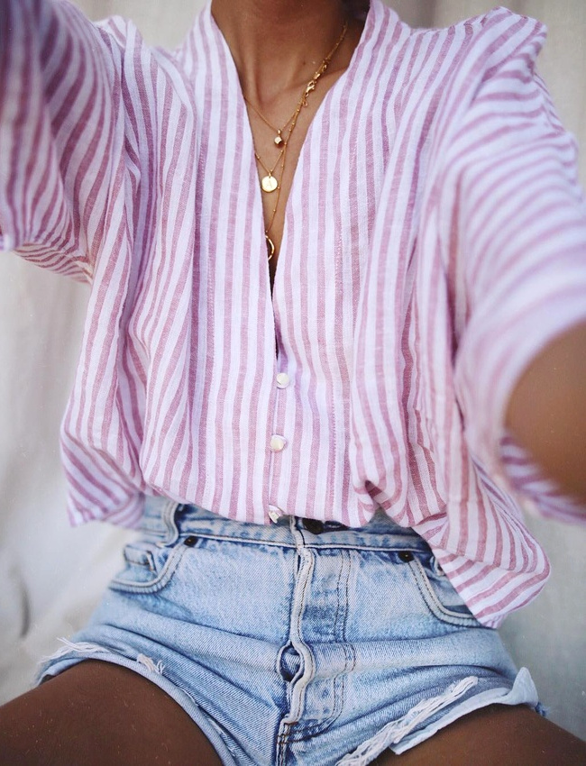 Blouse ray�e + accumulation de fines cha�nettes = le bon mix