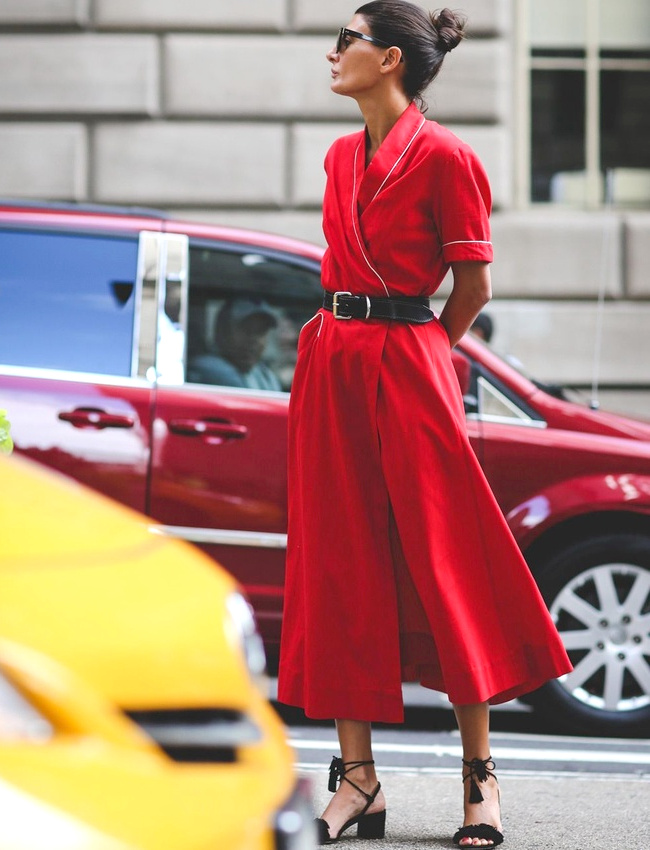 M�lant sandales d�nud�es et robe chemise chic esprit pyjama, ce look a tout bon !