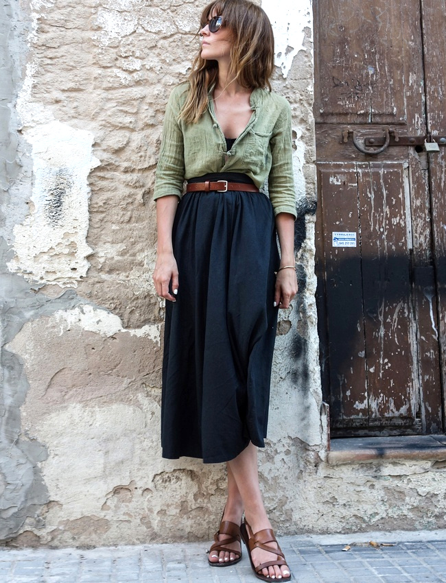Rien de tel qu'une jupe midi taille haute pour chiciser une tenue estivale !