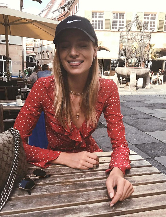 Petite robe girly/r�tro + casquette sportswear = le bon mix