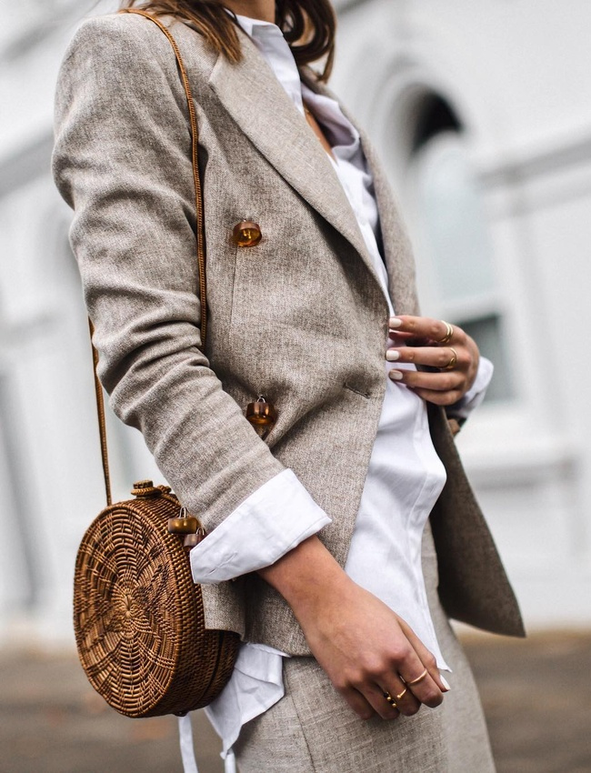 Rien de tel qu'un sac en osier pour twister un tailleur printanier !