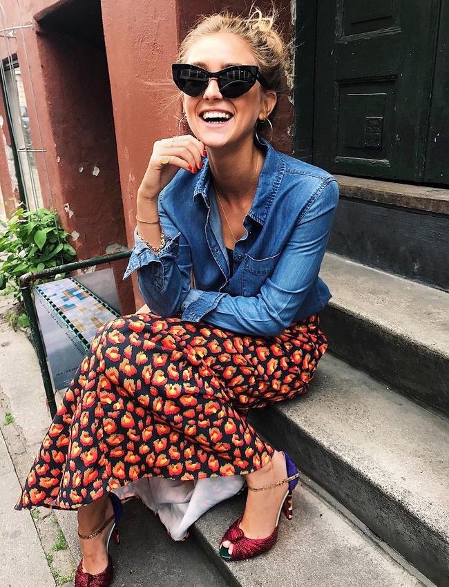 Jupe imprim�e sophistiqu�e + chemise en jean + �clat de rire = le bon mix