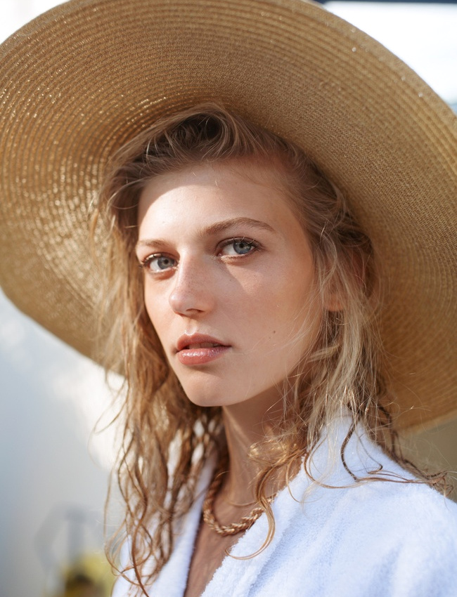 Ne jamais sous-estimer la potentielle �l�gance d'un chapeau de paille...