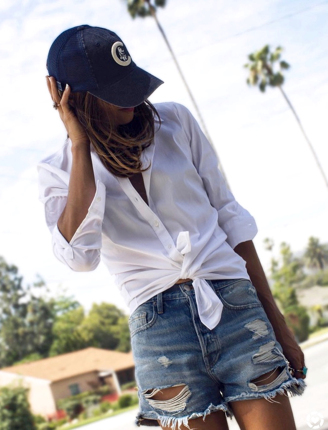 Casquette bleu marine + chemise blanche + short en jean destroy = le bon mix