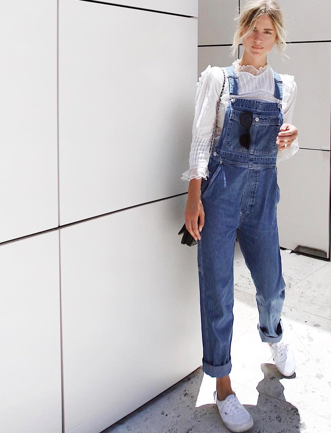 Blouse blanche en dentelle + salopette en jean = le bon mix