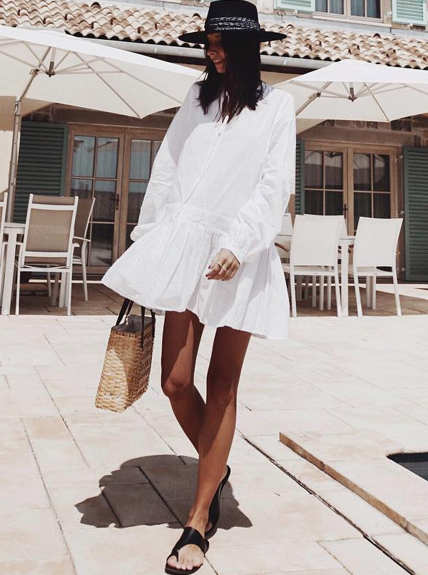 Ample petite robe blanche + sandales plates noires + bronzage caramel = le bon mix