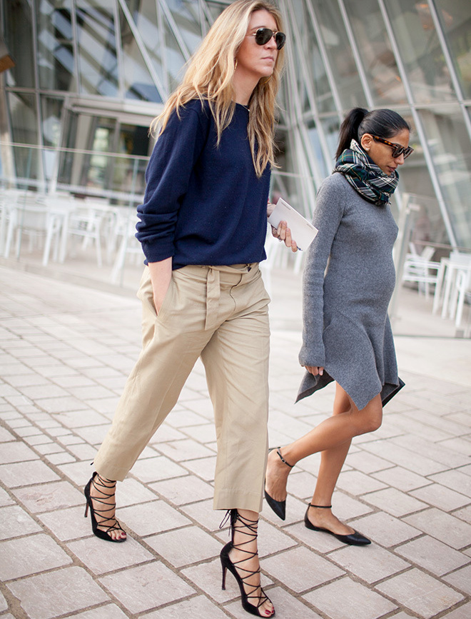 Look casual + sandales � talons ultra sexy = le bon mix