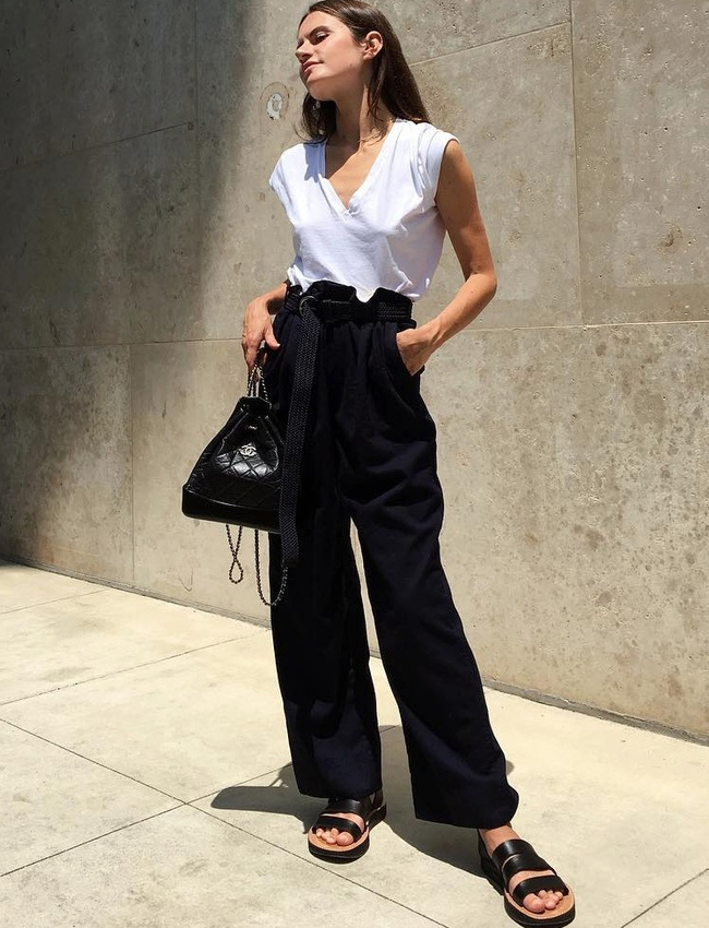 Rien de tel qu'un pantalon large taille haute pour chiciser un look estival !