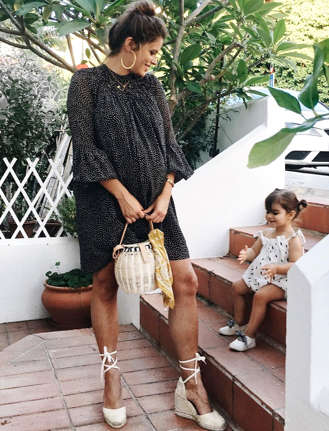 Mini robe ample + chignon haut + espadrilles + cr�oles dor�es = une jolie tenue pour future maman