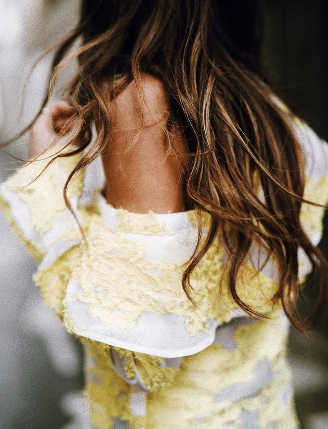 Epaule d�nud�e + longs cheveux + top volant� brod� = le bon mix