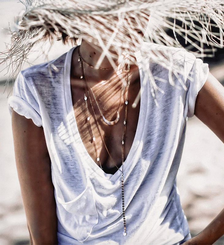 Wanted : un tee-shirt loose blanc grand col V