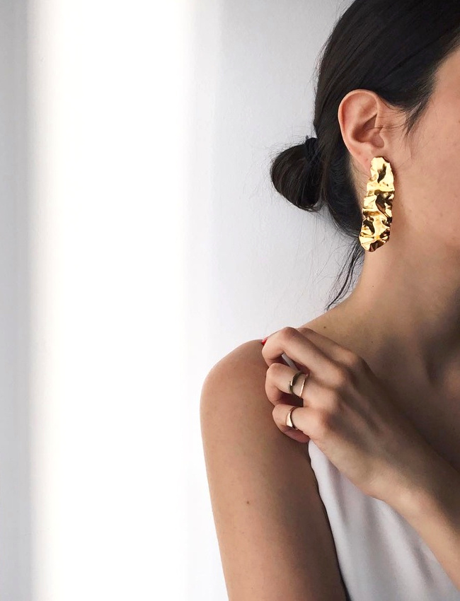 On ne se lasse pas des boucles d'oreilles dor�es aux allures d'oeuvre d'art contemporain !