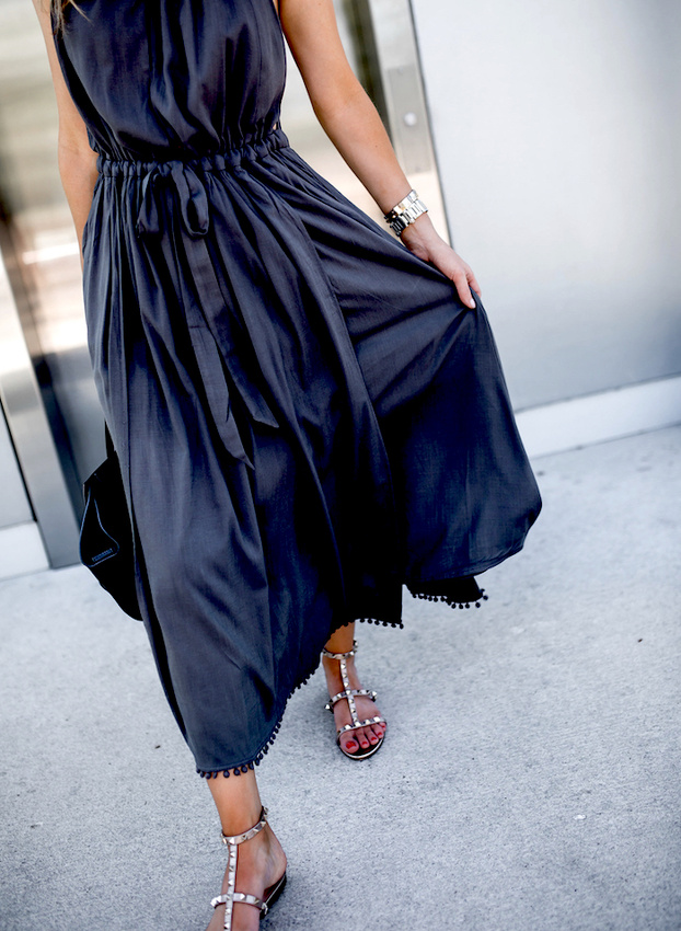 Rien de tel qu'une robe mi-longue et une paire de sandales bijoux pour affronter �l�gamment une journ�e estivale !