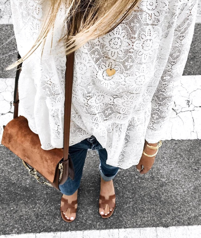 On ne se lasse pas du trio dentelle blanche/bijoux dor�s/daim chocolat au lait