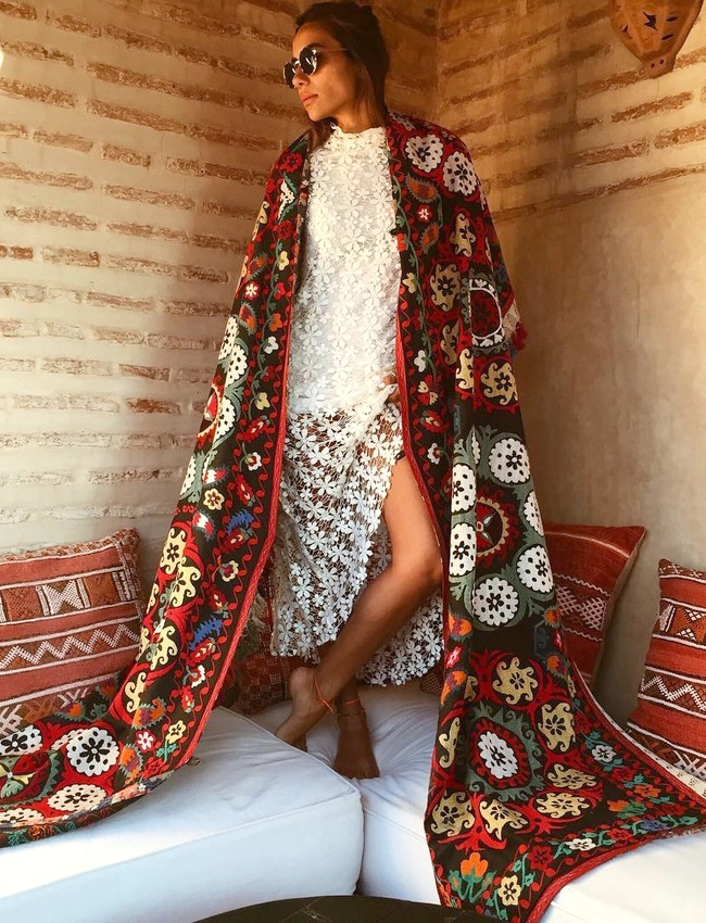 Motifs marocains + dentelle blanche = le bon mix