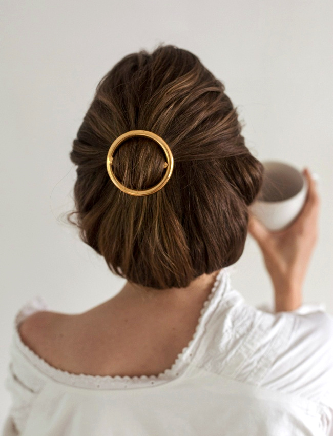 Rien de tel qu'une n�o-barrette pour twister une coiffure classique
