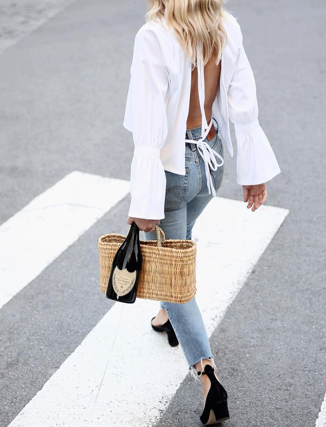 Blouse dos nu + jean coup� court sur la cheville = le bon mix