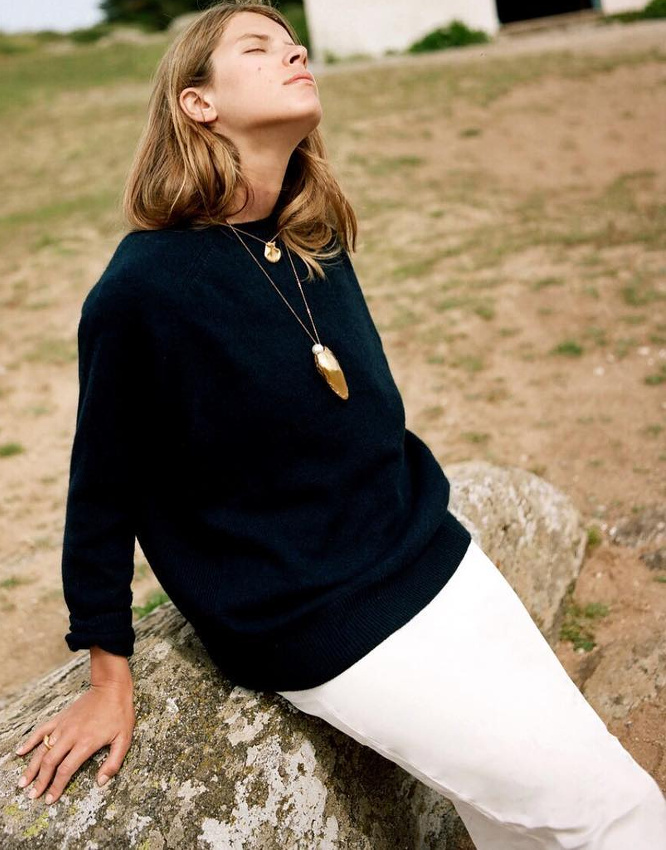 Look minimaliste + bijoux oversize dor�s = le bon mix