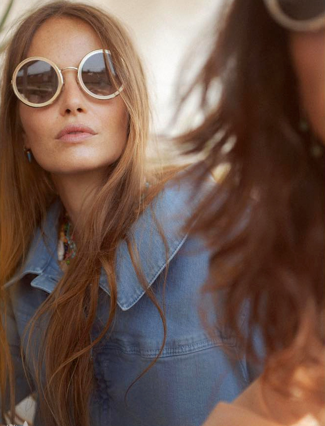 Lunettes rondes r�tro + longs cheveux + pi�ce en denim clair = le bon mix